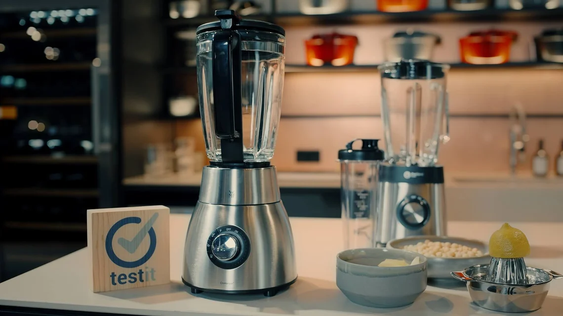 Vier Standmixer stehen für unseren Test bereit auf der Arbeitsplatte.