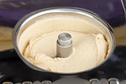 Eisbehälter mit selbstgemachtem Eis.