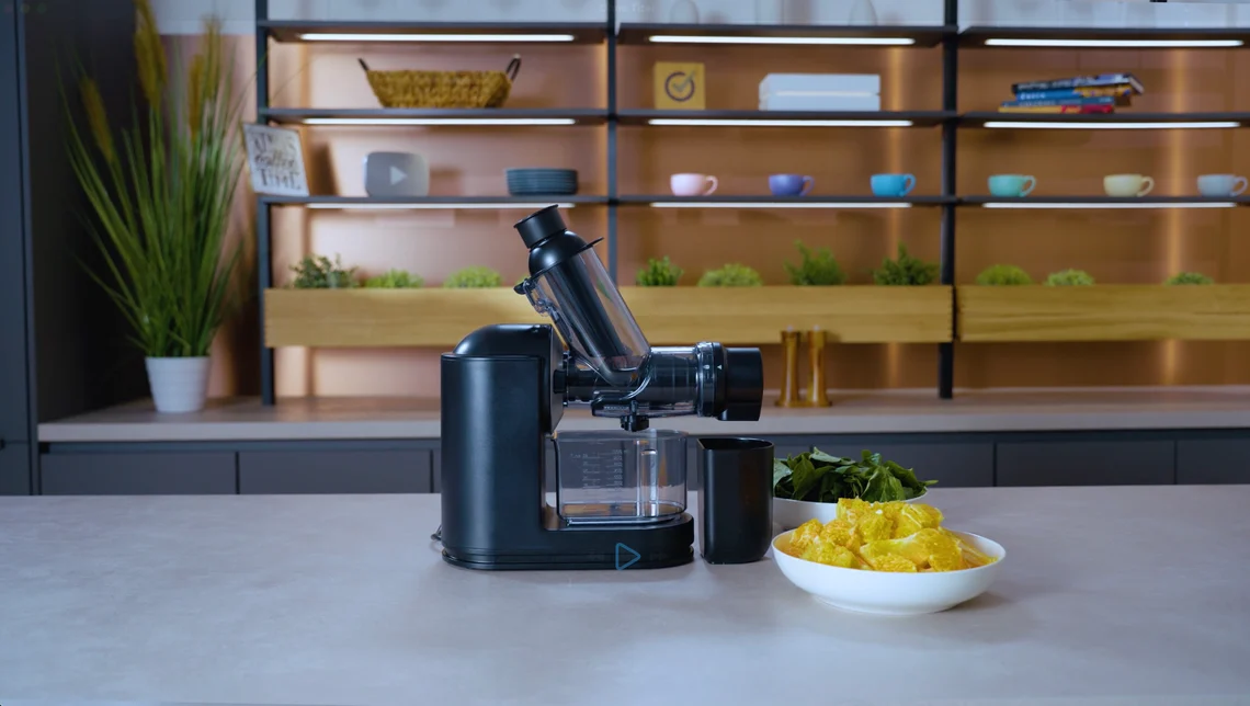 Der Philips Slow Juicer mit Früchten und Spinat