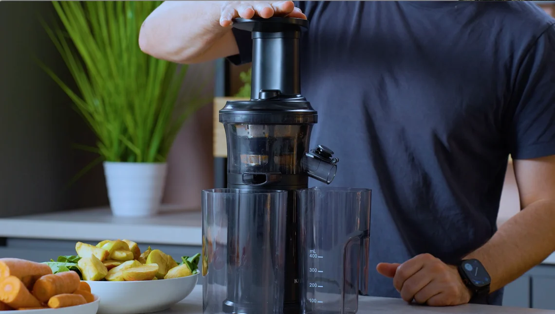 Slow Juicer beim Entsaften.