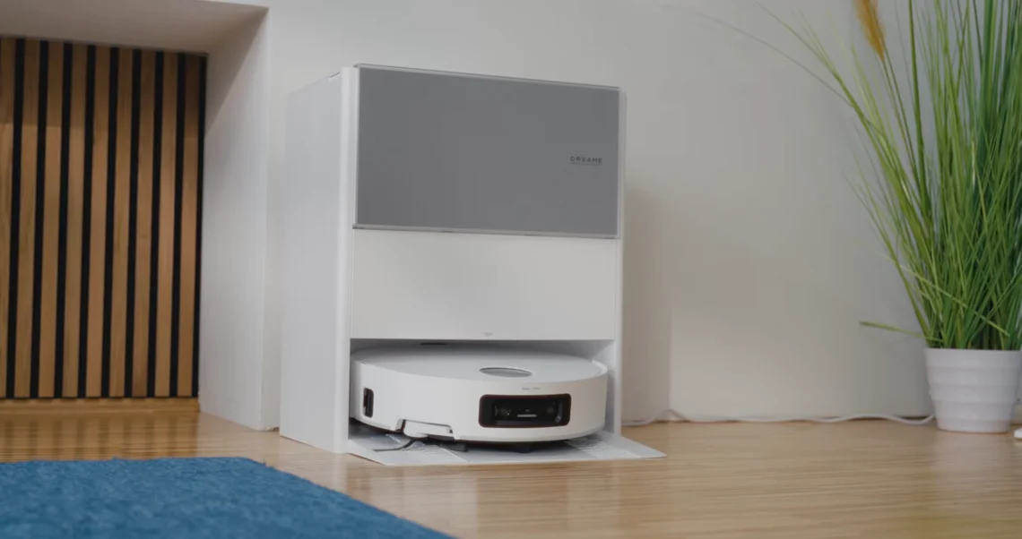 Der Aqua 10 Ultra fährt stets zielstrebig aus seiner Basisstation.