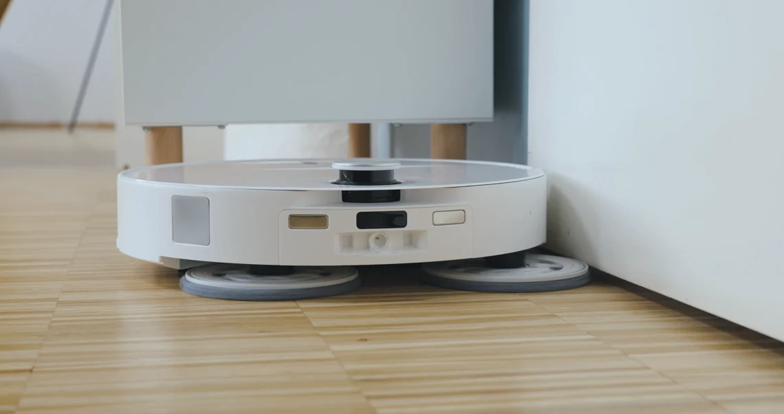 Die Wischpads des Qrevo Curry 2 Pro reinigen gründlich und lassen sich anheben. 