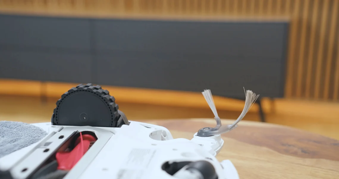 Die Seitenbürsten des Qrevo Curv 2 Pro haben eine etwas unübliche Form, die sich als praktisch erweist. 