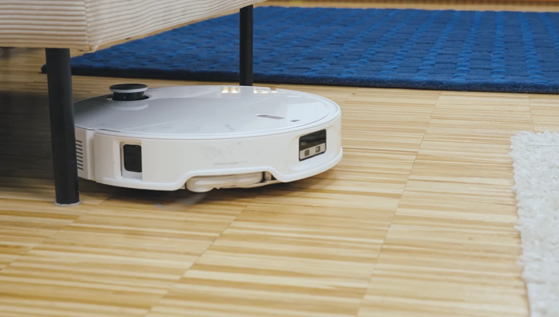 Stuhl- und Sofabeine sind kein Problem für den Qrevo Curv 2 Pro. 