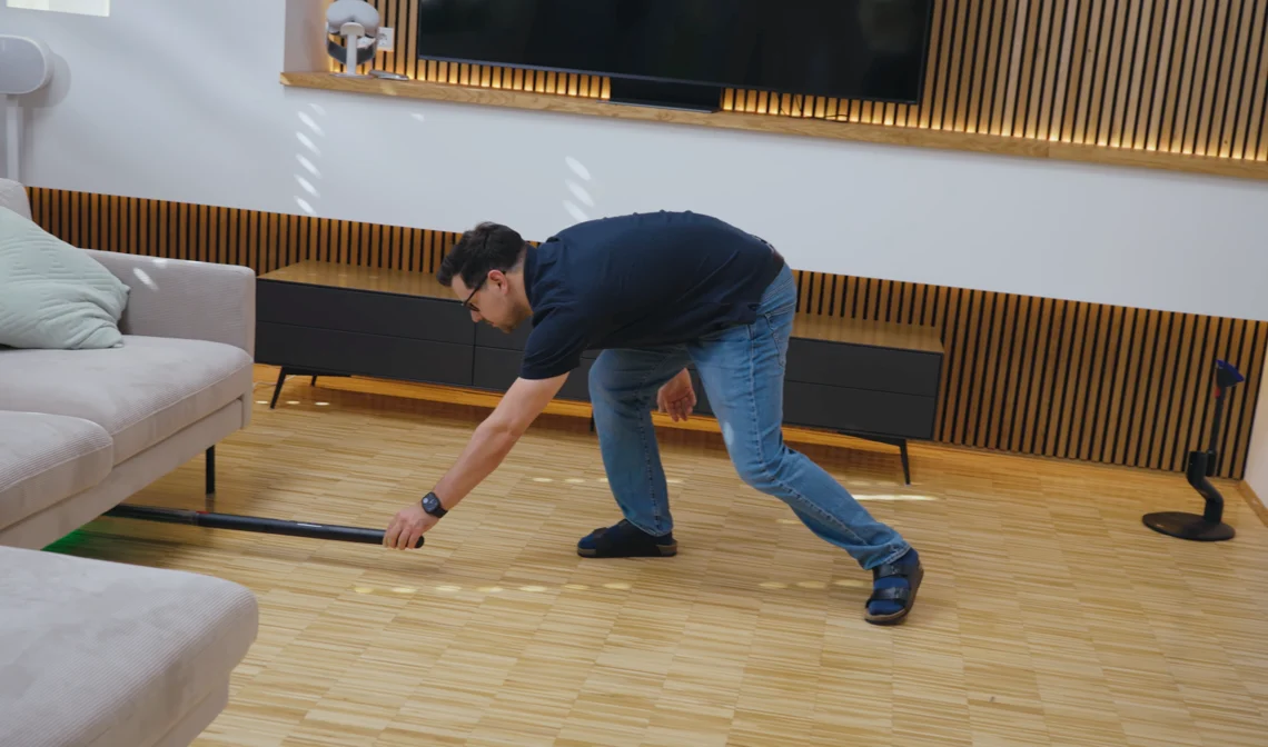 Mit dem PencilVac kommst du quasi unter jedes Sofa.