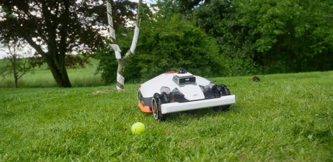 Umkurvt auch kleine Hindernisse wie Tennisbälle