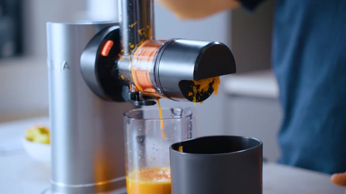 Der Ninja Slow Juicer beim Entsaften von Orangen