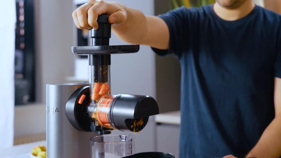 Ninja Slow Juicer beim Entsaften der Karotten