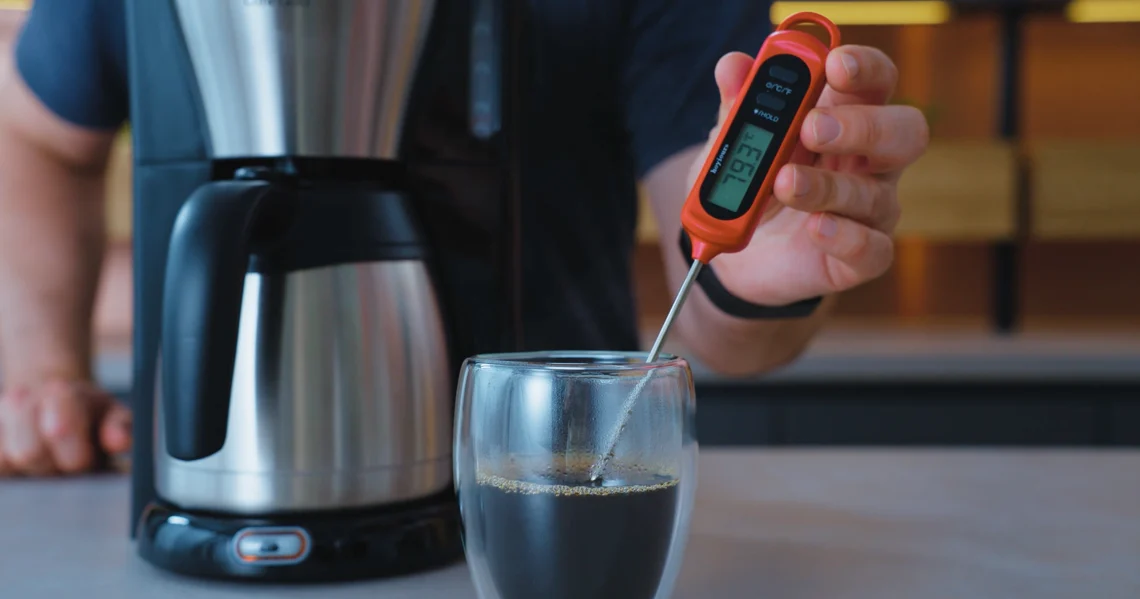 Der Kaffee kommt kochend heiß in dein Glas