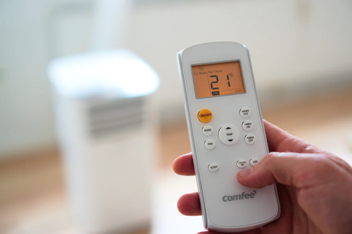 Praktisch: Die Klimaanlage kommt mit Fernbedienung.