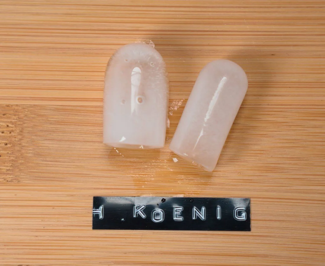 Eiswürfel verschiedener Größen im Vergleich.