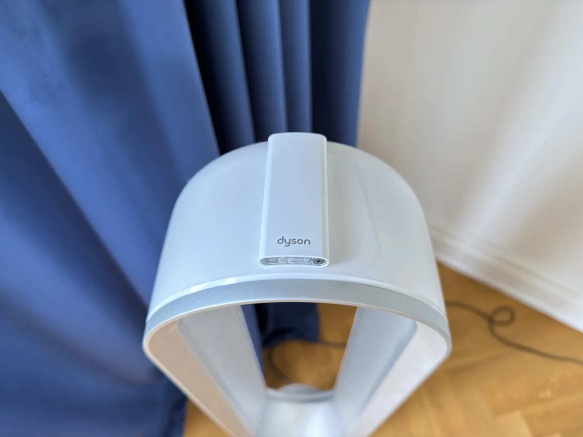 Nettes Detail: Die Fernbedienung liegt magnetisch oben drauf.