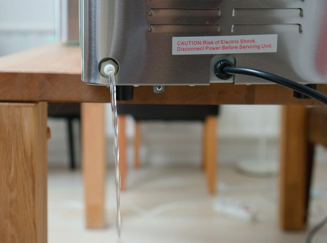 Der Wasserablauf befindet sich an der Rückseite der Maschine.