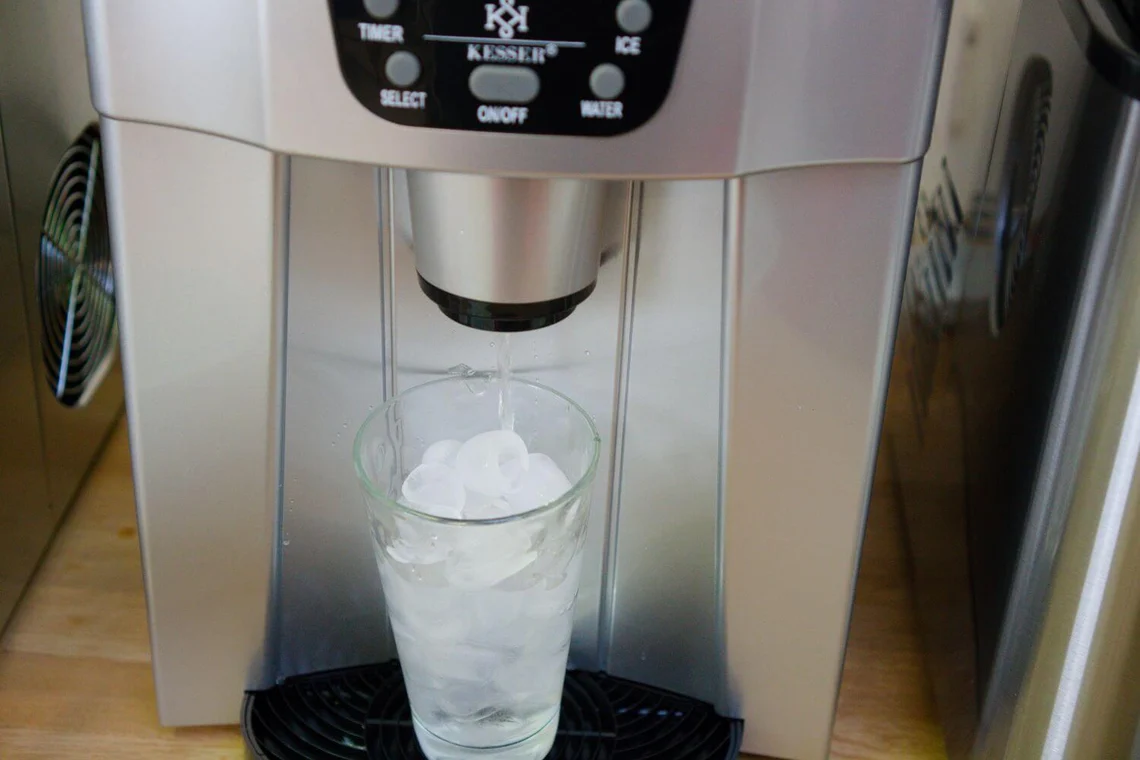 Der Eiswürfelspender.