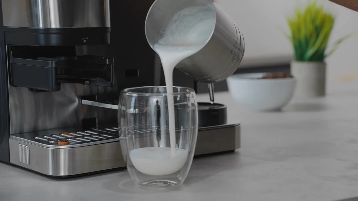 Die Ninja Luxe Café Premier bereitet auf Knopfdruck wirklich cremigen Milchschaum zu.