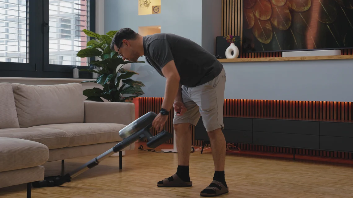 Mit rund 3,25 kg lässt sich der AEG bequem unters Sofa führen.