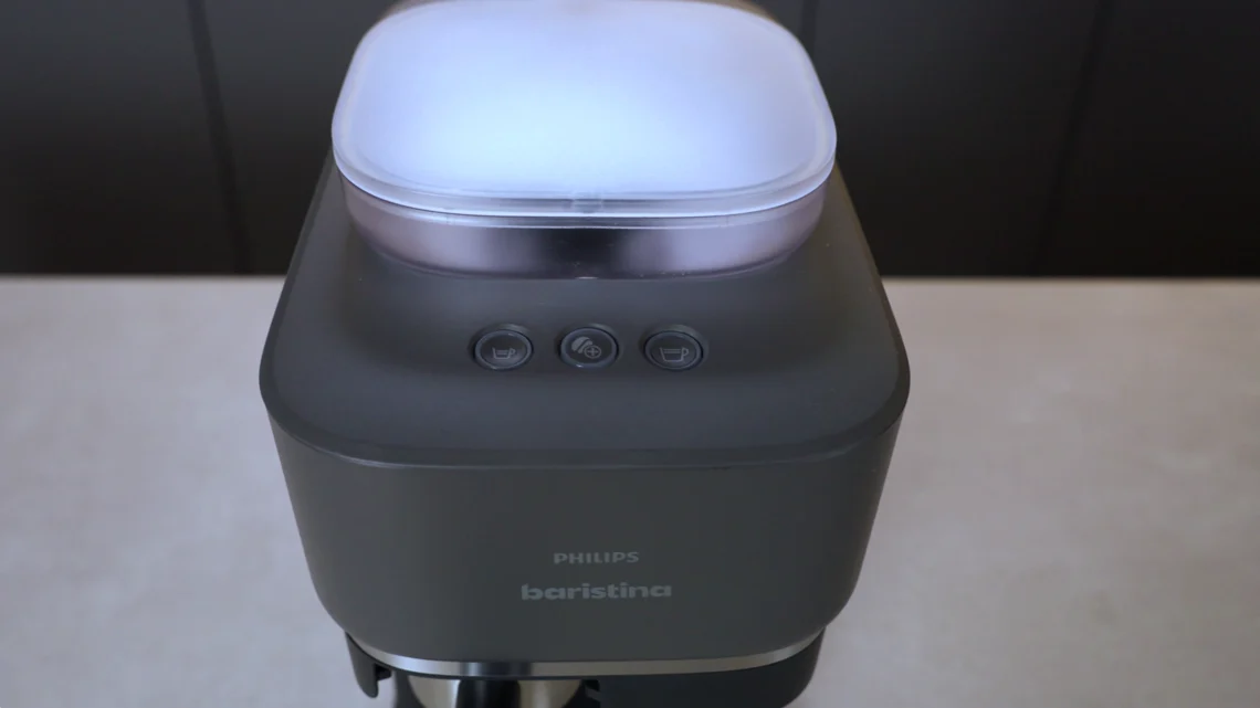 Die Bedienung ist denkbar einfach und erfolgt über die drei Knöpfe auf der Oberseite des Geräts.