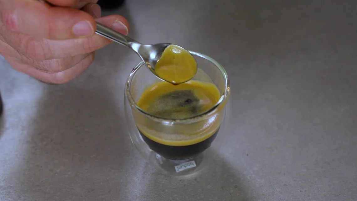 Der Espresso ist eher mittelmäßig. Die Crema ist auffällig dünn und der Geschmack nicht besonders aromatisch.