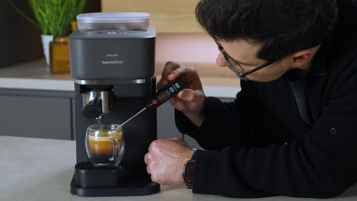 Schnell eine große Tasse Kaffee ist mit der Baristina kein Problem. Mit 78 °C in der Tasse ist dieser auch ordentlich heiß.