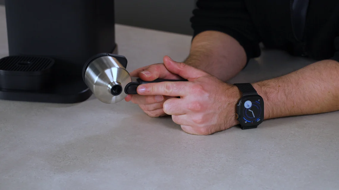 Der Siebträger hat einen eingebauten Mechanismus, der das Auswerfen der Kaffeereste erleichtert.