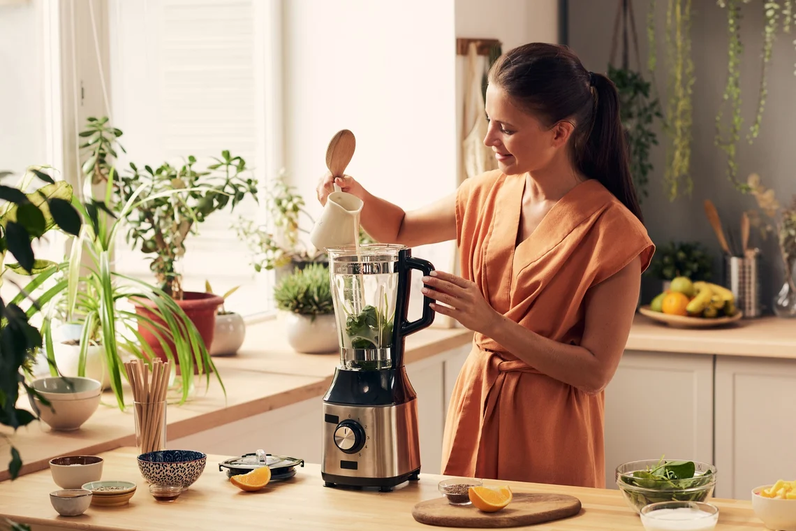 Mit einem Standmixer bereitest du frische Smoothies, Joghurts und mehr selbst zu.