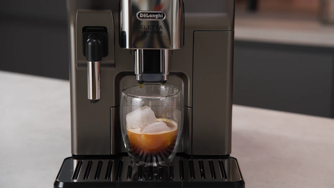 Zwar kommt er etwas kühler aus der Maschine, doch wirklich kalt wird der Cold Brew erst durch die Hinzugabe von Eiswürfeln.