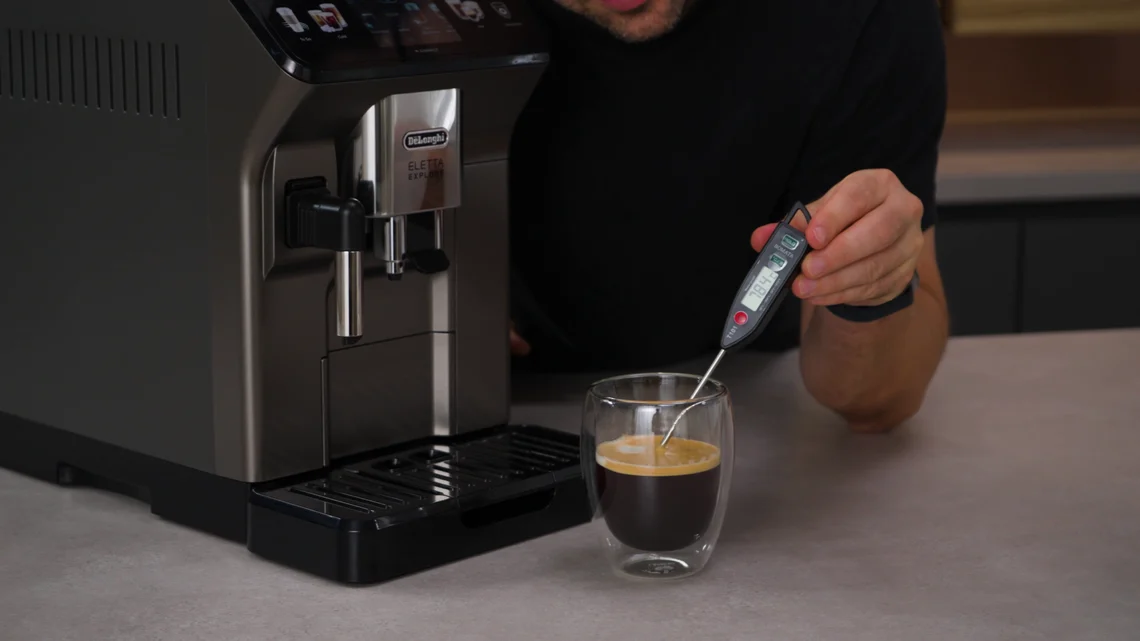 Auch der Café Crema kann sich sehen lassen. Noch dazu ist er ordentlich heiß.