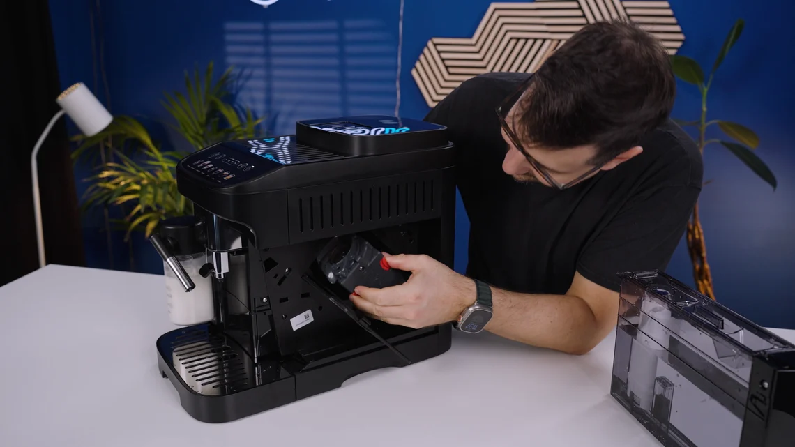 Die Brühgruppe lässt sich zum Reinigen einfach entnehmen.