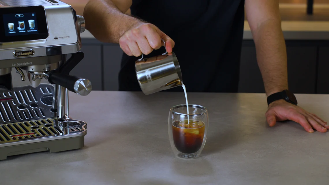 Erfrischende Abwechslung für heiße Sommertage: Cold Brew mit einem Schuss Milch.