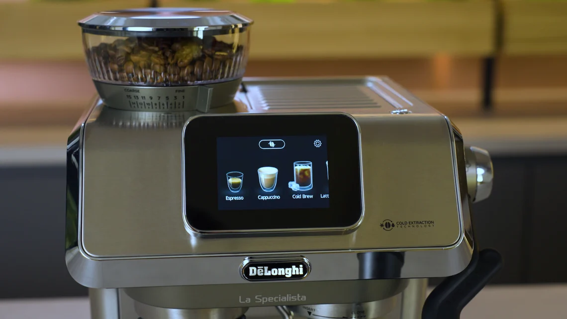 Die Bedienung erfolgt über einen 3,5-Zoll Touchscreen. Das funktioniert ziemlich gut.