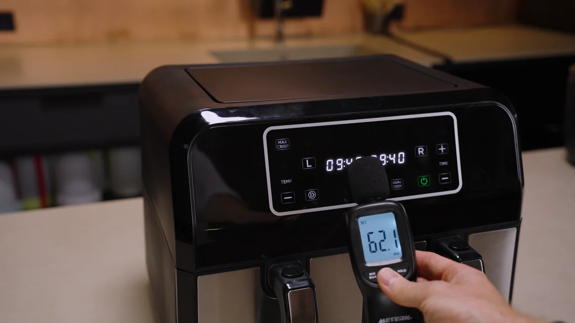 Mit einer Lautstärke von 60-70 Dezibel ist der Kenwood Airfryer im Betrieb relativ laut.