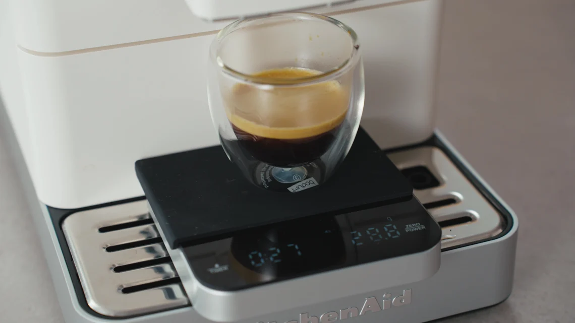Der Espresso läuft schnell durch, überzeugt aber mit dicker Crema.