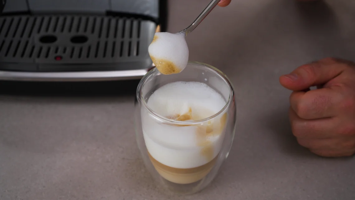 Abzüge gibt es für Textur des Milchschaums, bei genauerem Hinsehen sind größere Blasen erkennbar.