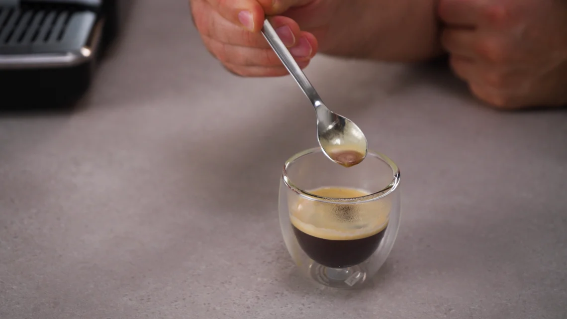 Auch auf der feinsten Mahlgradeinstellung ist der Espresso eher wässrig.