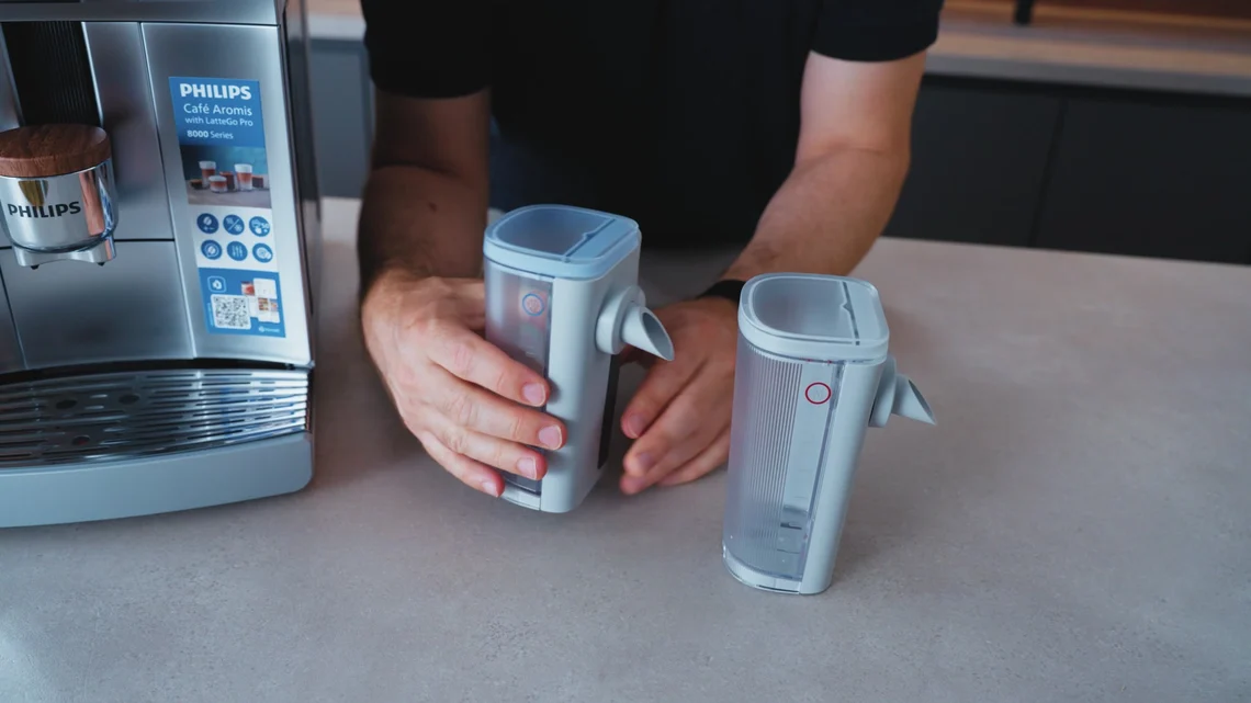Zwei LatteGo-Pro-Behälter: einer für warme, einer für kalte Milch.