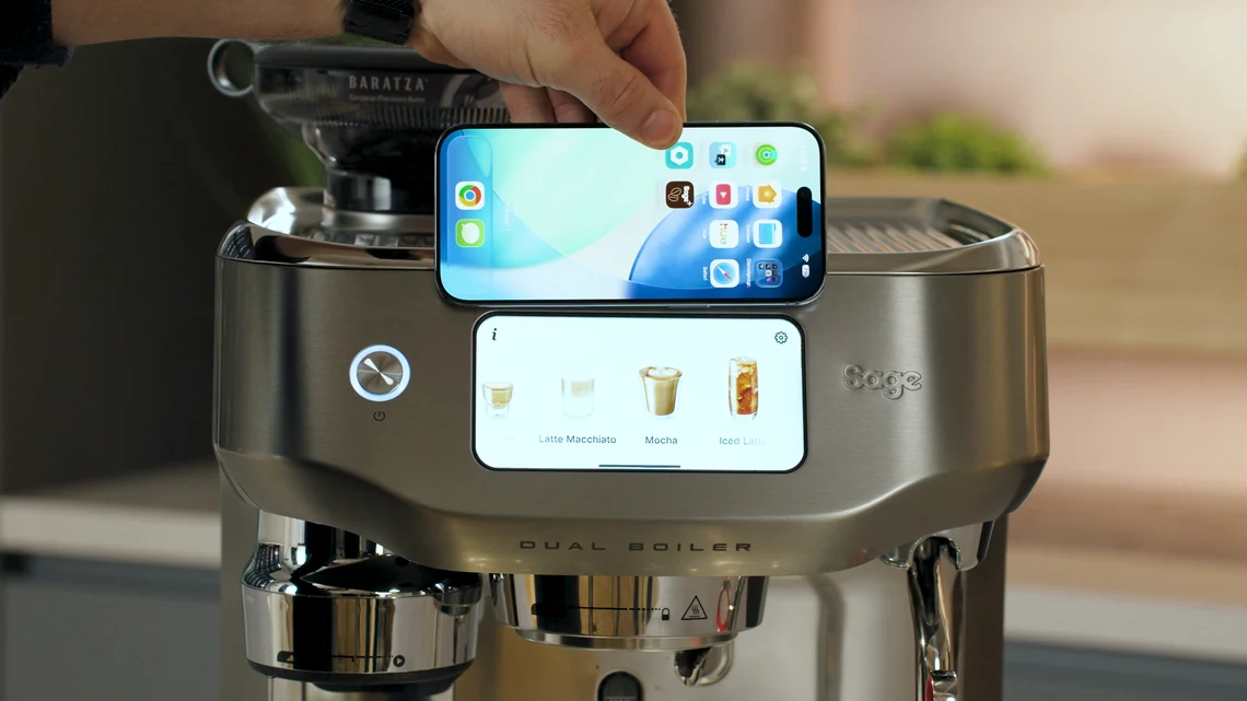 Das Display ist hell und gestochen scharf - fast mit einem Smartphone vergleichbar. Hier im Vergleich mit dem iPhone Air.
