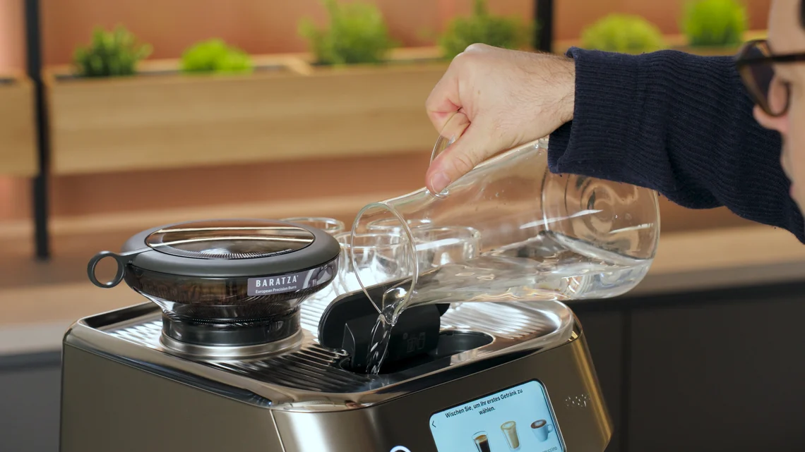 Der Wassertank sitzt im Inneren des Geräts. Zum Glück gibt es aber eine praktische Klappe zum Wasser nachfüllen.