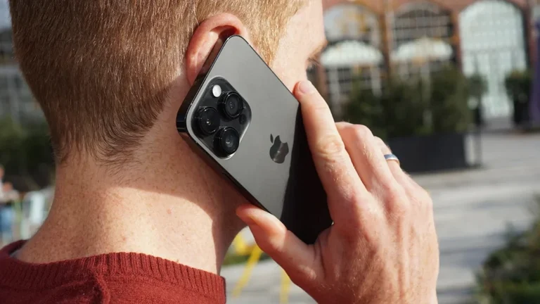 Unser Redakteur mit einem modernen iPhone.