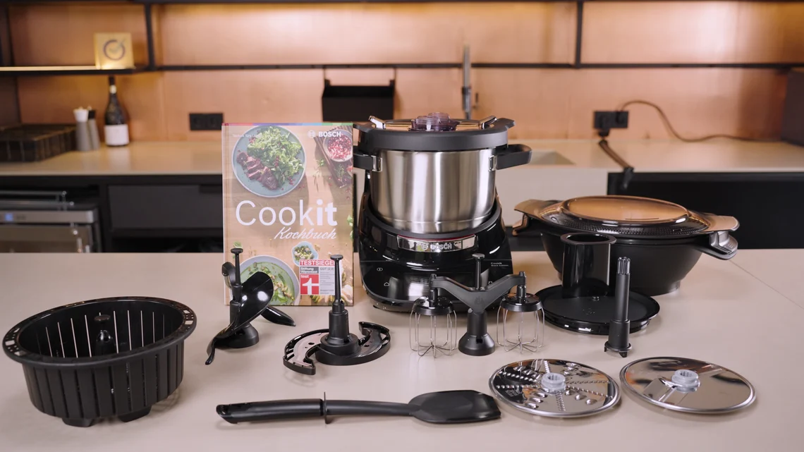 Der Lieferumfang des Bosch Cookit ist üppig. Für den Alltag in jedem Fall ausreichend. Der Spatel könnte aber etwas weicher sein.