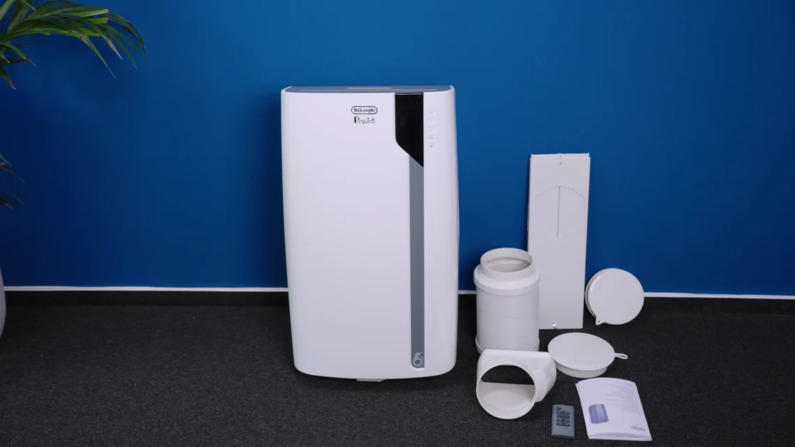 Der Lieferumfang der De'Longhi ist relativer Standard. Eine gescheite Fensterabdichtung wäre aber cool gewesen.