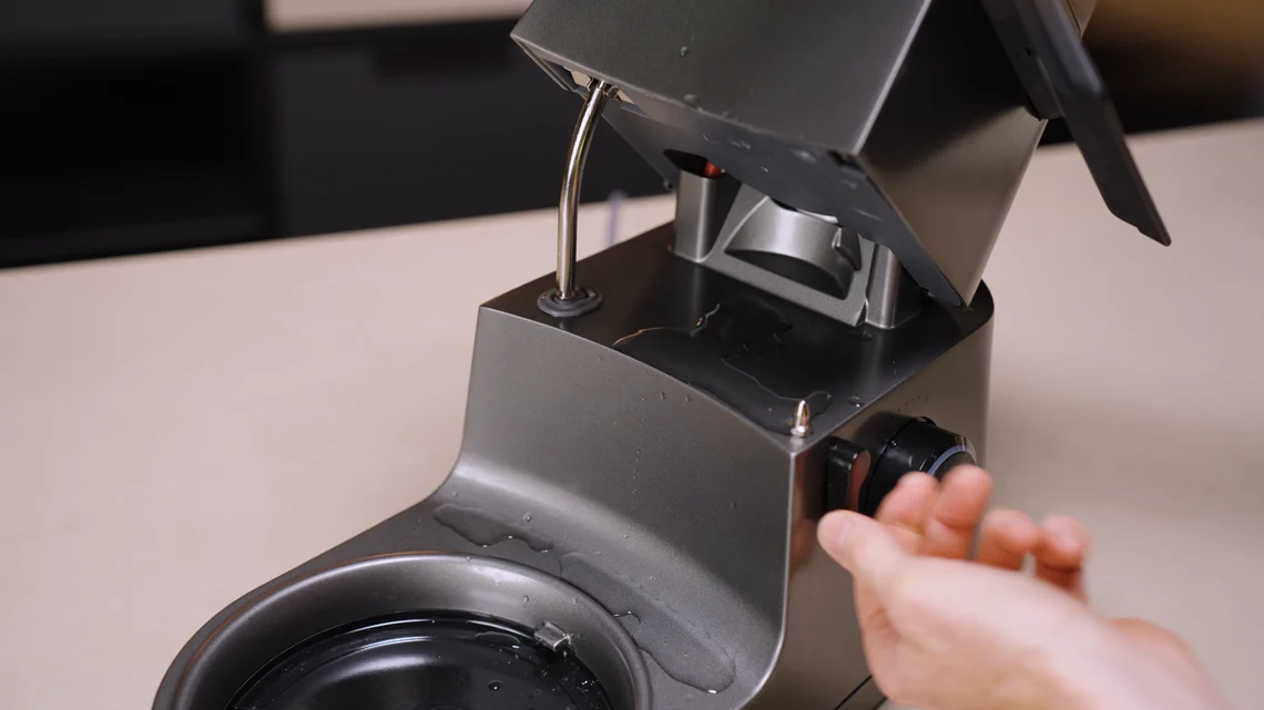 Immer wieder reinigen: Auf die Maschine läuft beim ständigen und notwendigen Anhebens des Deckels immer Flüssigkeiten, die entfernt werden sollte.