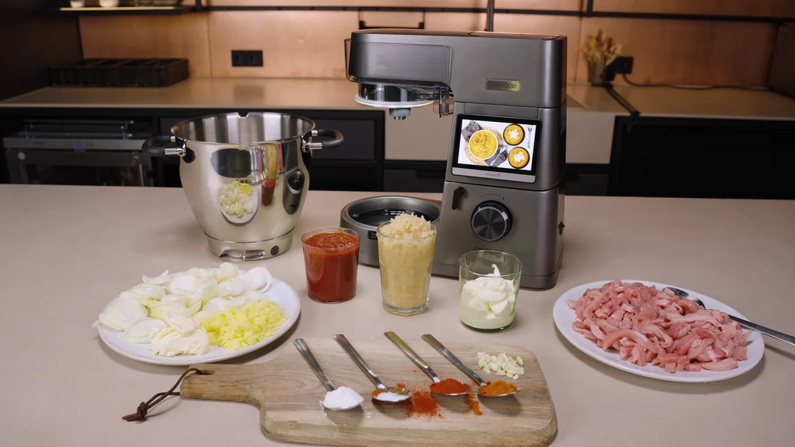 Koch- und Knettalent: Die Flexibilität der Kenwood Cooking Chef ist einmalig, wenn man das entsprechende Zubehör anschafft. Hobbybäcker:innen schlagen noch was auf die Bewertung drauf.