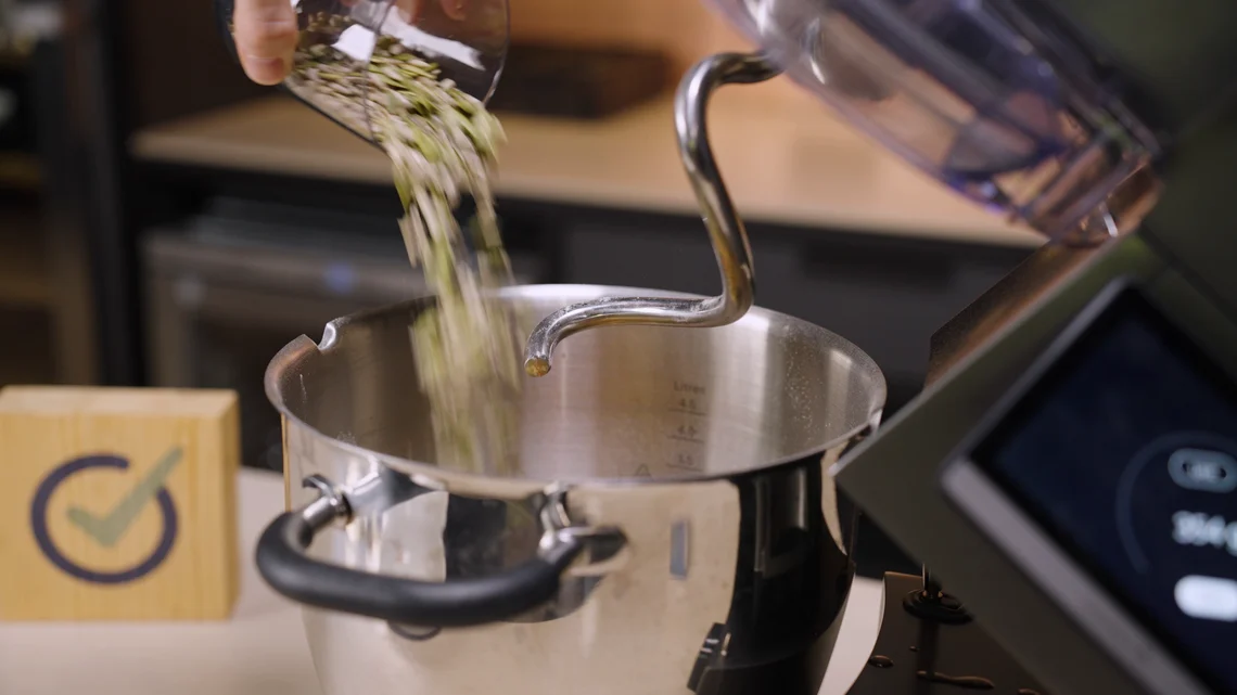 Der große Topf ermöglicht das Zubereiten von großen Mengen. Die 6,7 Liter Fassungsvermögen und 3 Liter Kochkapazität sind praktisch beim Jochen, Backen und Mixen.