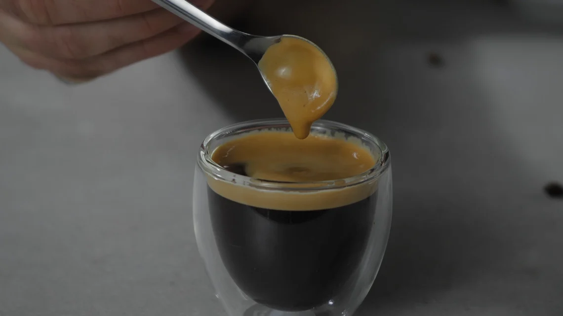 Der Espresso aus der Opera hat eine sehr angenehme Crema.