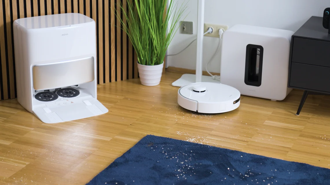 Mit trockenem Schmutz auf Hartböden hat der Mova keinerlei Probleme.